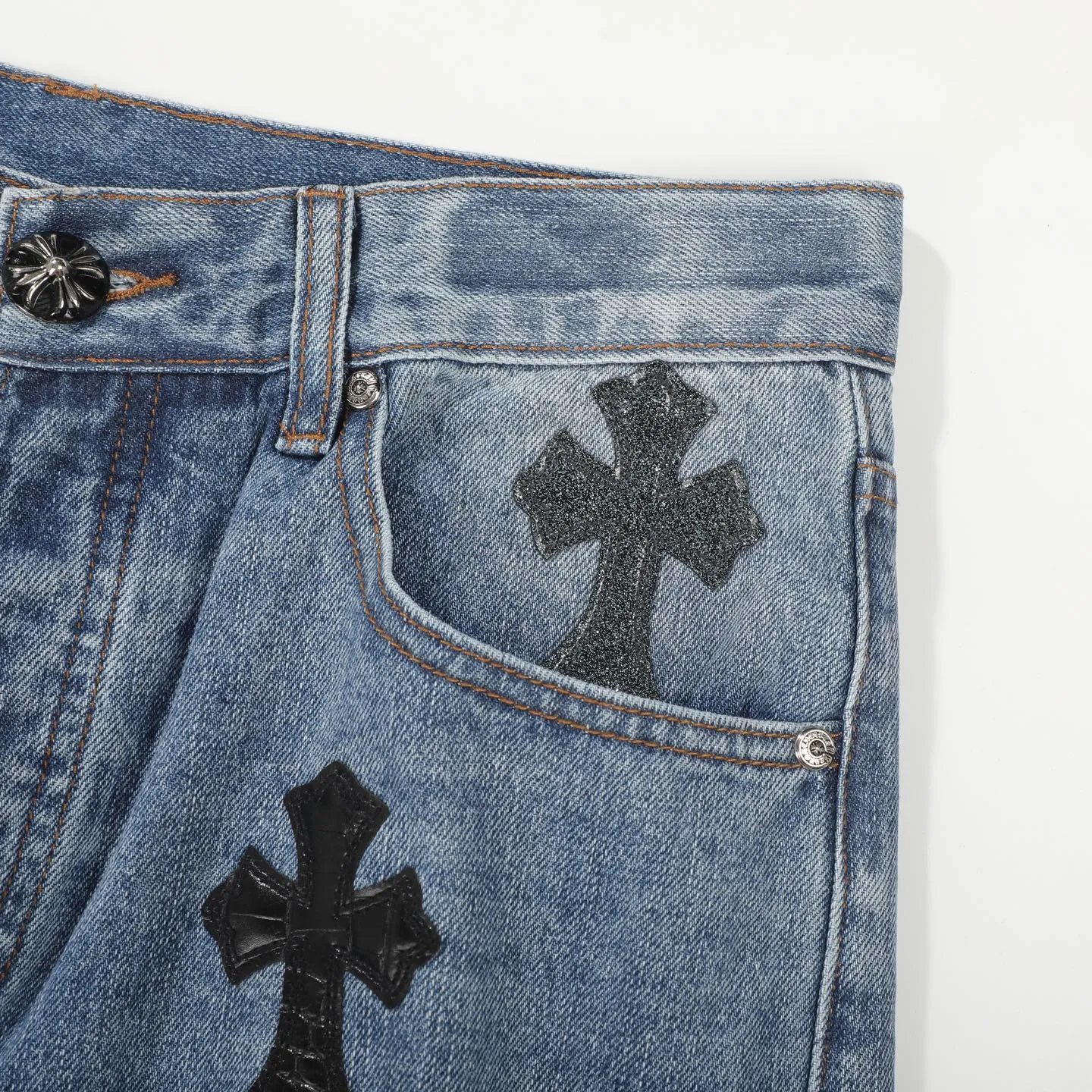 P260 Chromehearts washed blue starry sky crocodile patch leather jeans adopt starry sky theme leather elements, mostly presented in the shape of a cross, with glitter on the leather surface. Unique design, simple and elegant details, exquisite workmanship, the entire trousers are neatly routed, and the details are in place! Ceiling-level jeans, a pair that is hard to find at the counter. About Zangyin, this is an extremely luxurious fashion brand that can also be called the aristocrat of the high street. It has always been an exclusive brand for some hipsters or the rich second generation. It is more luxurious and noble than ordinary high streets. It is more fashionable and individual than luxury brands. Top heavy industry fashion design has always been created in high street luxury style. Speaking of this style, Zangyin family and GU family are definitely the leading representative brands, especially the Zangyin family's creation of high street style. It has really achieved a state-of-the-art effect. The color system of this model is made of unique washed materials. It is already quite eye-catching. It is decorated with pink patchwork cross flowers, which cleverly highlights the charm of the brand. Secondly, this model adopts a classic high-waist cutting design, which highlights the long legs and fashionable temperament of the upper body. The brand is highly recognizable and the slim-fitting configuration is more suitable for daily wear. Personality, fashion, and specification interpretation are all at a glance. Needless to say, materials and craftsmanship. As an excellent craftsman brand, Zangyin’s requirements for details and craftsmanship are really perfect. The washed color of this model has gone through a lot of processes, not to mention the embellishment of the denim appliqués. It is also purely hand-made and sewn. Just like what they believe in, only hand-made things have soul and have the meaning of wearing. A top-notch heavy-duty fashionable denim item. Recommended by both hands. Size: 28/30/32/34/36 Waist: 73/78/83/88/93 Knee: 52/53.5/55/56.5/58 Pants length: 100/102/104/106/108